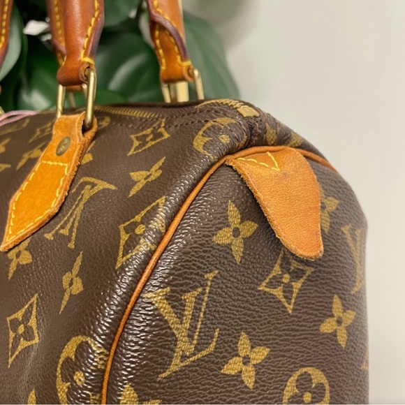 EUC- Louis Vuitton Monogram Canvas Speedy 25 w/ LV bag. - Picture 5 of 9